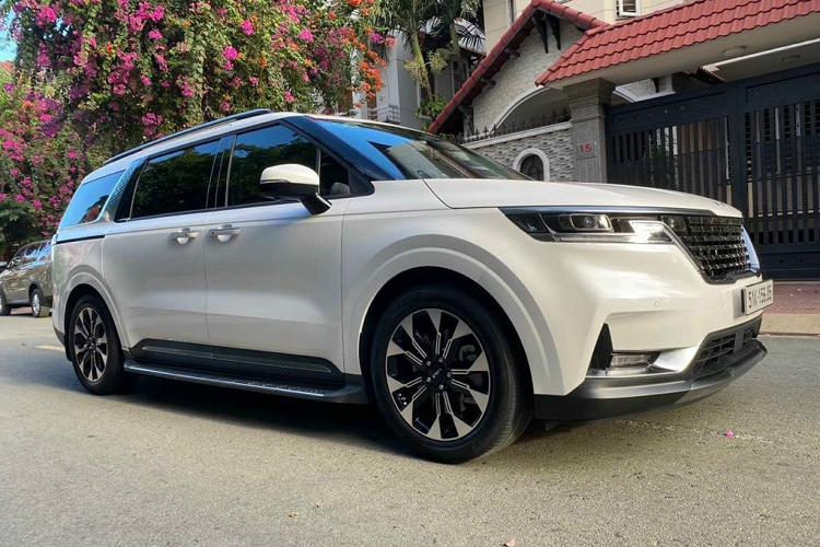 Một trong những yếu tố khiến Kia Carnival bản Carnival Signature 2.2D được khá nhiều người lựa chọn là do xe sử dụng máy dầu, dù có công suất yếu hơn nhưng tiết kiệm nhiên liệu và vận hành êm ái. Thêm nữa là mức giá của bản máy dầu Carnival thấp hơn đến gần 400 triệu đồng so với bản máy xăng cùng cấu hình trang bị.