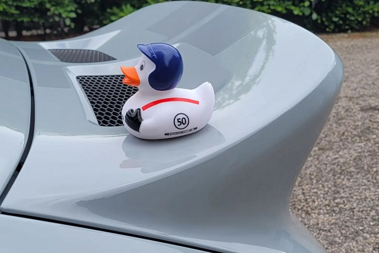 Nếu bạn tò mò con số 1.202 có ý nghĩa như thế nào với Cường Đô la thì đây là sinh ngày 12/02 của mình. Nếu như chiếc xe Porsche 911 Sport Classic 2023 này về nước trước ngày 12/02/2023, đây có thể là món quà sinh nhật ấn tượng của doanh nhân quê Gia Lai.