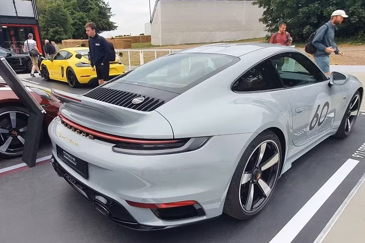 Trong số 1.250 chiếc xe thể thao giới hạn Porsche 911 phiên bản Sport Classic 2023 được sản xuất trên toàn thế giới, ai đặt mua sớm sẽ được phép chọn số thự tự mình yêu thích và Cường Đô la cũng đã nhanh tay "đặt gạch" một chiếc cho riêng mình.