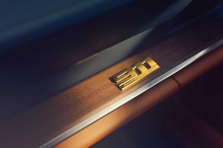 Trong khi ông Đặng Lê Nguyên Vũ chọn xe số 10, còn chiếc xe thể thao giới hạn Porsche 911 Sport Classic 2023 của Cường Đô la cũng đã được bật mí số thứ tự. Thông tin chúng tôi có được, quá trình bàn bạc với đại lý Porsche Việt Nam, Cường Đô la đã chọn số thứ tự 1.202/1.250 cho chiếc xe thể thao Porsche 911 Sport Classic 992 của mình.