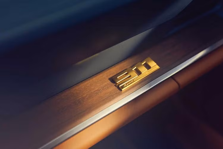 Trong khi ông Đặng Lê Nguyên Vũ chọn xe số 10, còn chiếc xe thể thao giới hạn Porsche 911 Sport Classic 2023 của Cường Đô la cũng đã được bật mí số thứ tự. Thông tin chúng tôi có được, quá trình bàn bạc với đại lý Porsche Việt Nam, Cường Đô la đã chọn số thứ tự 1.202/1.250 cho chiếc xe thể thao Porsche 911 Sport Classic 992 của mình.