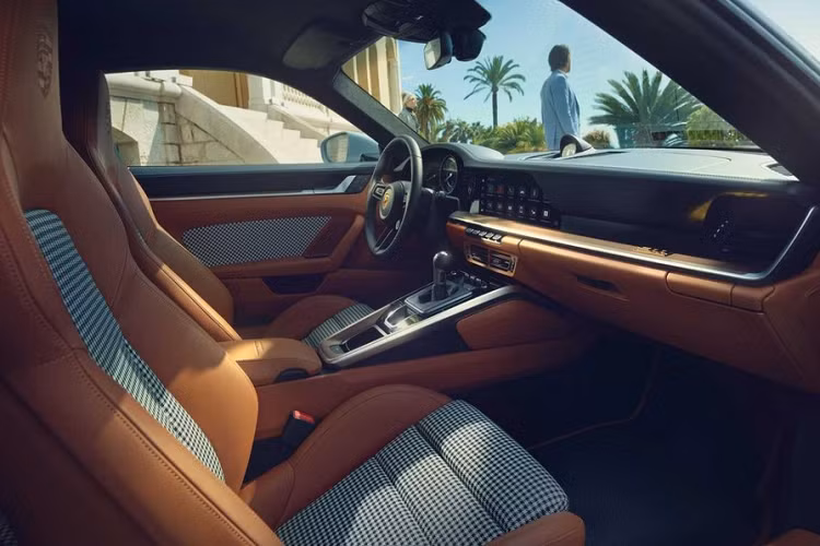 Chiếc xe thể thao giới hạn Porsche 911 Sport Classic 2023 sở hữu khối động cơ 6 xy-lanh, dung tích 3.8 lít, tăng áp kép sản sinh công suất tối đa 542 mã lực và mô-men xoắn cực đại 600 Nm.