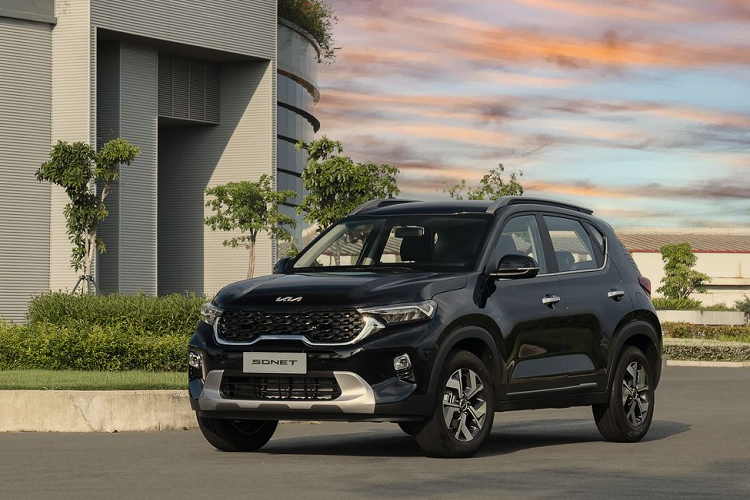 Kia Sonet nổi bật với thiết kế nhỏ gọn, năng động và hiện đại. Về ngoại hình tổng thể, nhiều đánh giá Kia Sonet trông như một “tiểu Sorento” thu nhỏ nhưng có phần trẻ trung hơn.