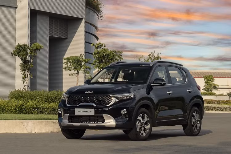 Kia Sonet nổi bật với thiết kế nhỏ gọn, năng động và hiện đại. Về ngoại hình tổng thể, nhiều đánh giá Kia Sonet trông như một “tiểu Sorento” thu nhỏ nhưng có phần trẻ trung hơn.