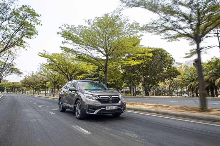 Honda CR-V sử dụng khối động cơ 1.5L Turbo cho công suất cực đại lên đến 188 mã lực tại 5.600 vòng/phút, mô men xoắn cực đại 240Nm tại 2.000 – 5.000 vòng/phút. Khối động cơ này kết hợp cùng hộp số vô cấp CVT ứng dụng công nghệ Earth Dream mang đến trải nghiệm vận hành mạnh mẽ, mượt mà.