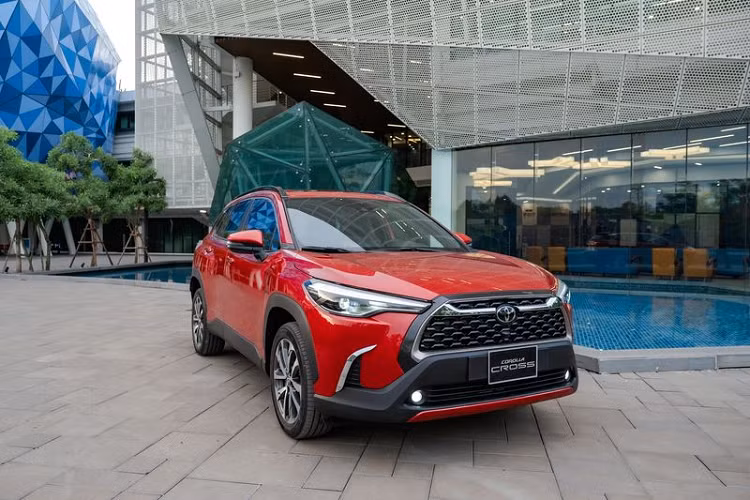  3. Toyota Corolla Cross (746 - 936 triệu đồng) Tuy mới chỉ ra mắt thị trường Việt Nam chưa đầy 2 năm nhưng mẫu CUV nhà Toyota đã chứng tỏ được vị thế của mình khi liên tục nằm trong danh sách mẫu xe gầm cao 5 chỗ bán chạy nhất hàng tháng, thậm chí là hàng năm. Theo đó, từ vị trí tân binh Toyota Corolla Cross nhanh chóng trở thành lựa chọn hàng đầu trên thị trường hiện nay.