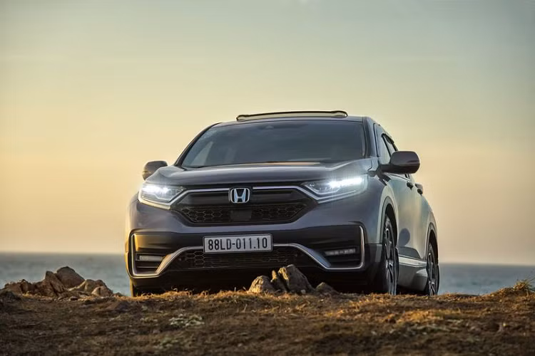  7. Honda CR-V (998 triệu – 1,138 tỷ đồng) Honda CR-V là mẫu xe gầm cao rất thành công của hãng xe Nhật tại thị trường Việt Nam. Đây là "gương mặt" rất quen thuộc trong bảng xếp hạng Top 10 xe bán chạy nhất thị trường. Mẫu SUV nhà Honda "chinh phục" người dùng bằng ngoại hình mạnh mẽ và có phần chững chạc hơn so với các đối thủ trong cùng phân khúc.