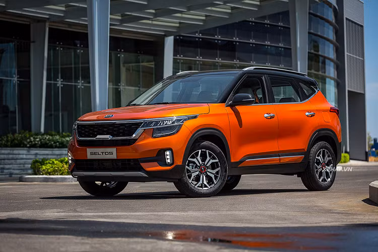  1. Kia Seltos (639 - 759 triệu đồng) Kể từ khi ra mắt thị trường Việt Nam, Kia Seltos đã trở thành dòng xe gầm cao cỡ nhỏ rất được ưa chuộng, mở ra những cuộc đua tranh quyết liệt về doanh số. Kia Seltos 2022 được THACO lắp ráp và phân phối trong nước với 4 phiên bản: 1.4L Turbo Deluxe, 1.4L Turbo Luxury, 1.4L Turbo Premium và 1.6L Premium.