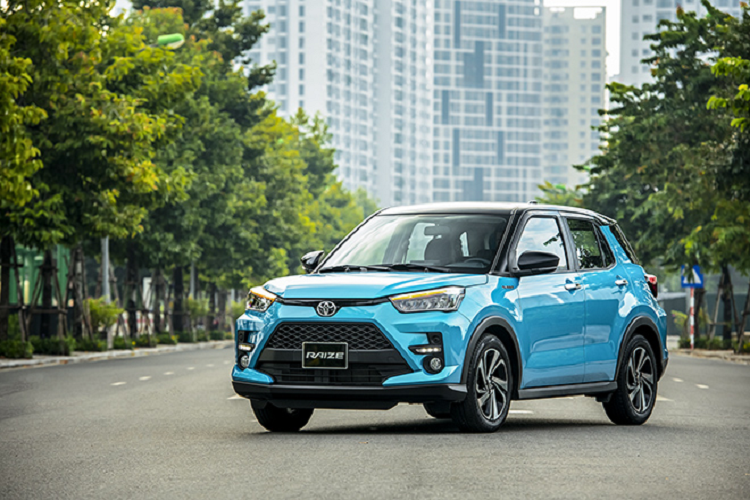 Phù hợp với xu hướng xe gầm cao hiện nay, Toyota Raize sở hữu những yếu tố thu hút khách hàng trẻ như ngoại thất năng động cá tính đậm chất SUV, không gian nội thất rộng rãi và nhiều tiện nghi hiện đại.