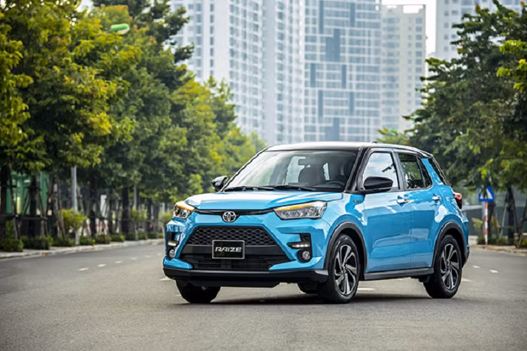 Phù hợp với xu hướng xe gầm cao hiện nay, Toyota Raize sở hữu những yếu tố thu hút khách hàng trẻ như ngoại thất năng động cá tính đậm chất SUV, không gian nội thất rộng rãi và nhiều tiện nghi hiện đại.