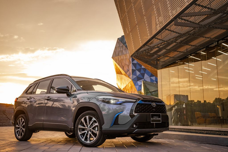 Động cơ hybrid kết hợp động cơ xăng 1.8L 2ZR-FE 4 xy lanh thẳng hàng công suất cực đại 138 mã lực tại 6.400 vòng/phút, mô men xoắn cực đại 172Nm tại 4.000 vòng/phút và động cơ điện công suất tối đa 53 mã lực, mô men xoắn tối đa 163Nm. Cả hai tuỳ chọn động cơ trên đều đi kèm hộp số tự động vô cấp CVT.