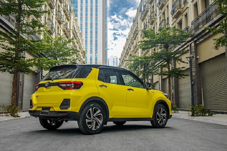 Mẫu mini SUV của nhà Toyota này được trang bị động cơ tăng áp 3 xi lanh 1.0L sản sinh công suất tối đa 98 mã lực tại 6.000 vòng/phút, mô men xoắn tối đa 140 Nm tại 4.000 vòng/phút, kết hợp hộp số tự động vô cấp CVT.