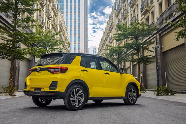 Mẫu mini SUV của nhà Toyota này được trang bị động cơ tăng áp 3 xi lanh 1.0L sản sinh công suất tối đa 98 mã lực tại 6.000 vòng/phút, mô men xoắn tối đa 140 Nm tại 4.000 vòng/phút, kết hợp hộp số tự động vô cấp CVT.