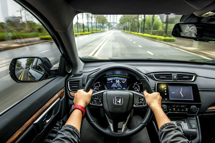 Tuy nhiên, nội thất của Honda CR-V lại được đánh giá là không quá xuất sắc, dù vẫn mang đến cảm giác hiện đại và cho trải nghiệm tiện nghi cao. Ngoài diện mạo lịch lãm, CR-V còn được đánh giá cao với khả năng vận hành ấn tượng cùng khả năng tiết kiệm nhiên liệu bậc nhất phân khúc.