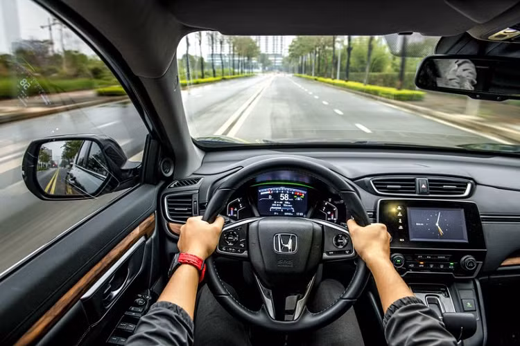 Tuy nhiên, nội thất của Honda CR-V lại được đánh giá là không quá xuất sắc, dù vẫn mang đến cảm giác hiện đại và cho trải nghiệm tiện nghi cao. Ngoài diện mạo lịch lãm, CR-V còn được đánh giá cao với khả năng vận hành ấn tượng cùng khả năng tiết kiệm nhiên liệu bậc nhất phân khúc.