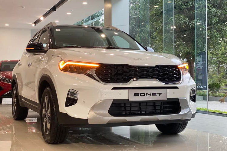 2. Kia Sonet (499 - 624 triệu đồng) Thường xuyên ở tình trạng cháy hàng kể từ khi ra mắt, Sonet là một sản phẩm xe SUV gầm cao cỡ nhỏ thành công khác của hãng xe Hàn Quốc. Tính từ đầu năm đến hết tháng 8, Sonet đạt doanh số gần 6.400 chiếc, đứng thứ 4 về doanh số của Kia Việt Nam.