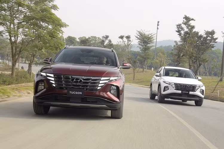 Hyundai Tucson sở hữu một không gian nội thất hay thậm chí cả khoang chứa đồ vô cùng rộng rãi. Xe sở hữu 3 tuỳ chọn động cơ và 2 hệ thống dẫn động: Động cơ xăng Smartstream G2.0 cho công suất tối đa 156 mã lực tại 6.200 vòng/phút, mô men xoắn tối đa 192Nm tại 4.500 vòng/phút, kết hợp hộp số tự động 6 cấp, dẫn động cầu trước.