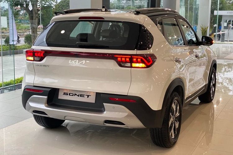 Thuộc phân khúc SUV/CUV hạng A, Kia Sonet có kích thước nhỏ gọn với chiều dài cơ sở 2.500 mm, ngang ngửa các mẫu sedan hạng B như Toyota Vios hay Mazda 2. Tuy nhiên khoảng sáng gầm xe lại rất ấn tượng với mức 205 mm, cao hơn cả Kia Seltos (190 mm), thậm chí còn nhỉnh hơn một số mẫu crossover hạng C như Hyundai Tucson, Mazda CX-5 hay Honda CR-V.