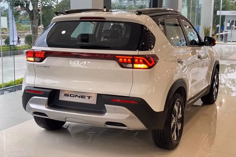 Thuộc phân khúc SUV/CUV hạng A, Kia Sonet có kích thước nhỏ gọn với chiều dài cơ sở 2.500 mm, ngang ngửa các mẫu sedan hạng B như Toyota Vios hay Mazda 2. Tuy nhiên khoảng sáng gầm xe lại rất ấn tượng với mức 205 mm, cao hơn cả Kia Seltos (190 mm), thậm chí còn nhỉnh hơn một số mẫu crossover hạng C như Hyundai Tucson, Mazda CX-5 hay Honda CR-V.