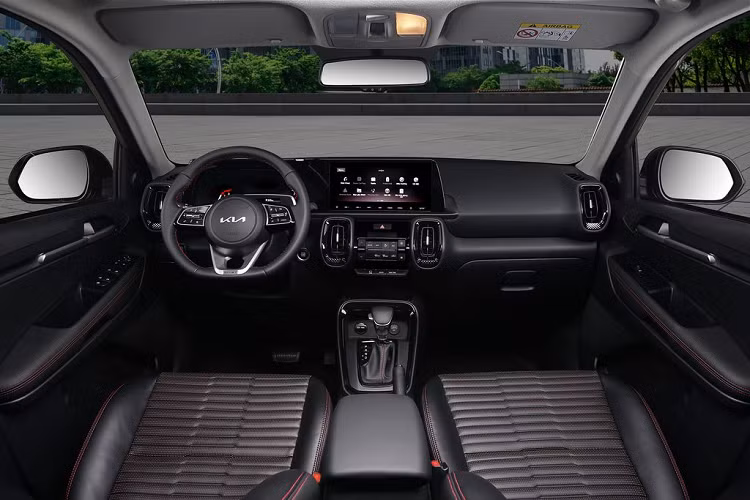 Kia Sonet tại Việt Nam được trang bị động cơ xăng Smartstream 1.5L sản sinh công suất cực đại 113 mã lực và mô men xoắn cực đại 144Nm, kết hợp hộp số sàn 6 cấp hoặc hộp số tự động vô cấp CVT Smartstream IVT.