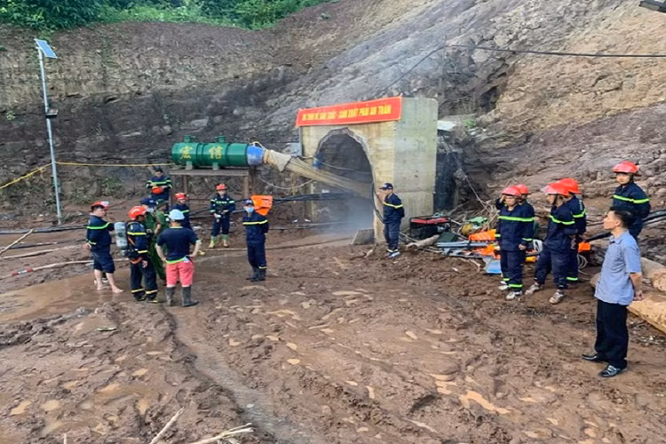 Hiện tại 3 nạn nhân đã được chuyển xuống Trung tâm Y tế huyện Mường Chà để theo dõi và điều trị. Lực lượng cứu nạn tiếp tục chỉ đạo các đơn vị phối hợp với đơn vị thi công dùng máy bơm với công suất lớn hút nước trong hầm để tìm kiếm nạn nhân đang mắc kẹt trong hầm.