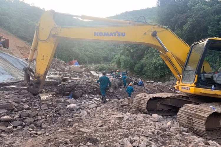 Ngay sau khi nhận được thông báo, Ban chỉ huy Phòng chống thiên tai - Tìm kiếm cứu nạn (PCTT-TKCN) huyện đã cùng với UBND xã Si Pa Phìn, Y tế xã kết hợp với lực lượng quân y của bệnh xá đoàn kinh tế quốc phòng 379 cùng với Công ty TNHH thương mại số 6 khẩn trương đến hiện trường, thực hiện cứu nạn và các bước sơ cứu ban đầu cho 3 nạn nhân bị thương và tìm kiếm người bị mắc kẹt. 