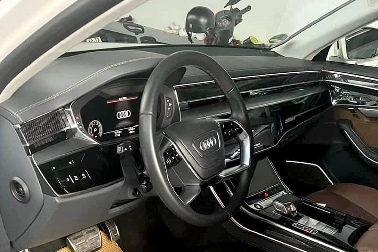 Chiếc xe Audi S8 thế hệ thứ 4 đang được rao bán từng thuộc sở hữu của một tay chơi xe tại tỉnh Bình Phước, người này từng là chủ nhân của siêu xe mui trần Lamborghini Aventador LP700-4 Roadster.