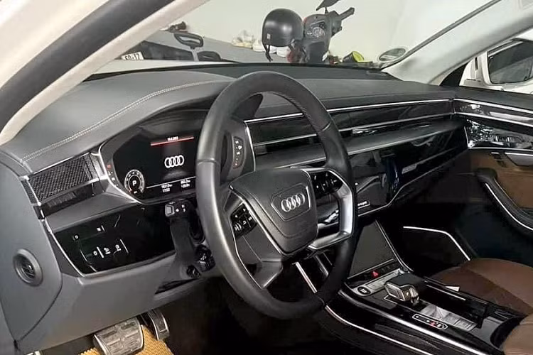 Chiếc xe Audi S8 thế hệ thứ 4 đang được rao bán từng thuộc sở hữu của một tay chơi xe tại tỉnh Bình Phước, người này từng là chủ nhân của siêu xe mui trần Lamborghini Aventador LP700-4 Roadster.