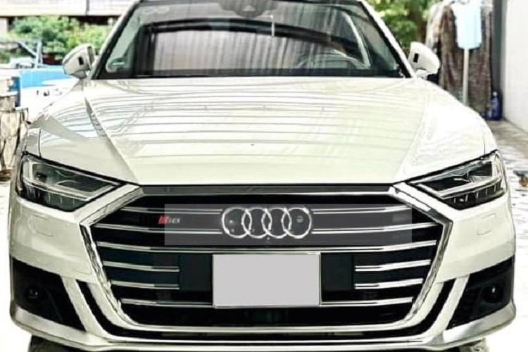 Dòng xe Audi S8 thế hệ thứ 4 đã được ra mắt cách đây hơn 2 năm và chỉ mới có khoảng 2 xe được mang về nước theo đơn đặt hàng của các đại gia Việt. Toàn bộ số xe Audi S8 thế hệ mới tại Việt Nam đều được nhập khẩu không chính hãng.