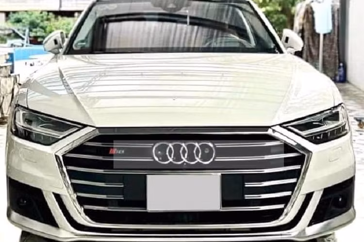 Dòng xe Audi S8 thế hệ thứ 4 đã được ra mắt cách đây hơn 2 năm và chỉ mới có khoảng 2 xe được mang về nước theo đơn đặt hàng của các đại gia Việt. Toàn bộ số xe Audi S8 thế hệ mới tại Việt Nam đều được nhập khẩu không chính hãng.