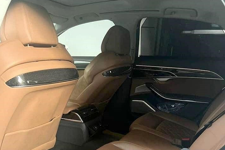 Bên trong, không gian nội thất Audi S8 2021 có phong cách thiết kế sang trọng và tinh tế. Tương tự một số mẫu xe khác của Audi, nội thất chiếc S8 này phủ một lớp làm từ Carbon Vector độc quyền, tạo hiệu ứng 3D đặc biệt. 
