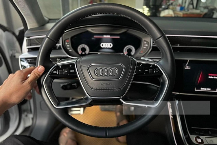 Các hàng ghế ngồi của mẫu sendan hạng sang này được thêu huy hiệu chữ S và những ốp trang trí nhôm mờ là những chi tiết giúp phân biệt “siêu sedan” Audi S8 2021 với các bản Audi A8 thông thường. 