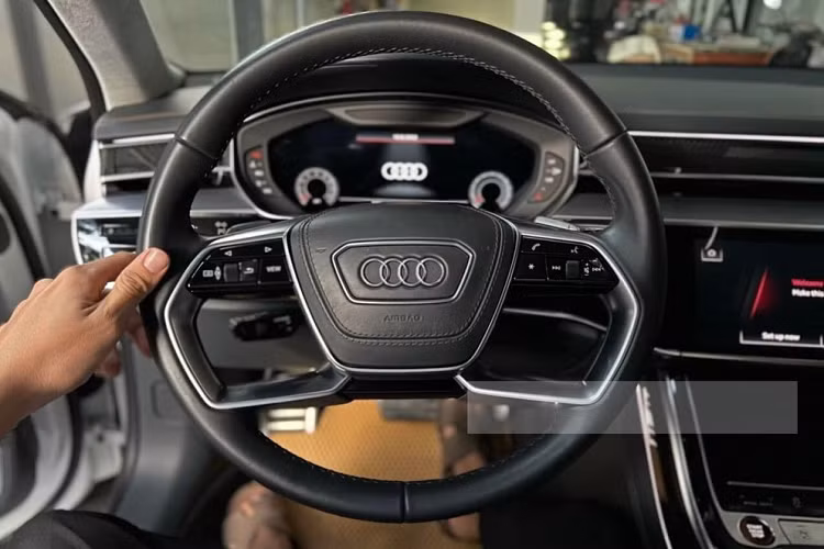 Các hàng ghế ngồi của mẫu sendan hạng sang này được thêu huy hiệu chữ S và những ốp trang trí nhôm mờ là những chi tiết giúp phân biệt “siêu sedan” Audi S8 2021 với các bản Audi A8 thông thường. 