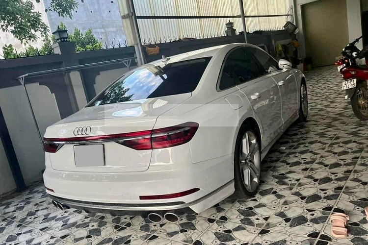 So với Audi A8, điểm ấn tượng nhất của Audi S8 thế hệ mới chính là việc xe được trang bị động cơ V8, dung tích 4.0 lít, tăng áp kép, cho ra công suất tối đa 563 mã lực và mô-men xoắn cực đại lên đến 800 Nm. Động cơ này còn kết hợp của hệ thống hybrid nhẹ 48 volt.