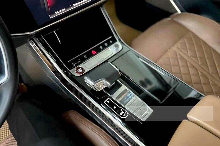 Thương hiệu ôtô đình đám Đức từng cho biết ở cấu hình sang chảnh nhất chiếc sedan này trang bị tới 5 radar, 6 camera, 12 cảm ứng siêu âm và bộ quét laser. Về công nghệ, Audi luôn tự tin đi đầu phân khúc.