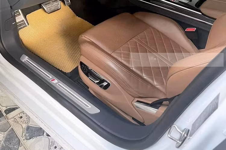 Được phát triển từ "đàn anh" Audi A8 nhưng phiên bản hiệu suất cao Audi S8 thế hệ mới có những điểm khác biệt như hốc gió to hơn, bộ mâm 5 chấu kép thể thao. Vòng ra phía đuôi xe, Audi S8 được trang bị ống xả kép dạng tròn thể hiện là 1 chiếc xe sang nhưng thiên về tốc độ.