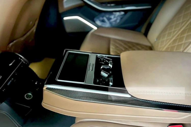 Ngoài ra, Audi S8 2021 cũng được trang bị cụm đồng hồ kỹ thuật số và màn hình thông tin giải trí cảm ứng, đi kèm với hàng loạt công nghệ hiện đại. Audi cho biết, mẫu xe S8 2021 phiên bản đầy đủ tùy chọn sẽ có không dưới 5 radar, 6 camera, 12 cảm biến siêu âm và 1 máy quét laser.