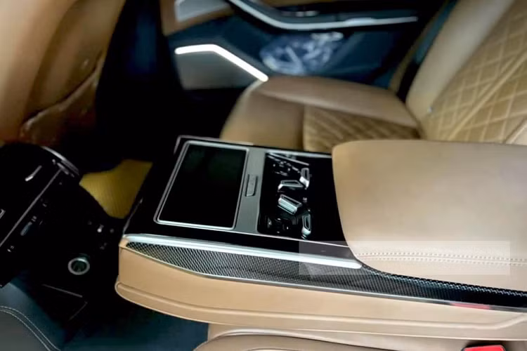 Ngoài ra, Audi S8 2021 cũng được trang bị cụm đồng hồ kỹ thuật số và màn hình thông tin giải trí cảm ứng, đi kèm với hàng loạt công nghệ hiện đại. Audi cho biết, mẫu xe S8 2021 phiên bản đầy đủ tùy chọn sẽ có không dưới 5 radar, 6 camera, 12 cảm biến siêu âm và 1 máy quét laser.