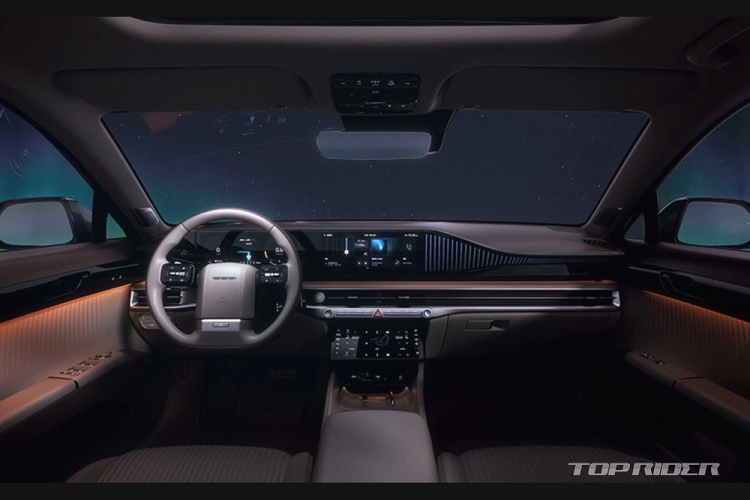Trước mặt người lái là vô lăng vát đáy thể thao và 2 màn hình cỡ lớn, nối liền với nhau trên mặt táp-lô. Trong đó, vô lăng lấy cảm hứng thiết kế từ Hyundai Grandeur thế hệ đầu tiên. Bên dưới là cửa gió điều hòa trải dài đến hết mặt táp-lô, được bao quanh bằng viền kim loại.