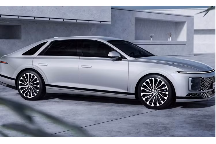 Nối liền với lưới tản nhiệt là cụm đèn pha nằm dọc mới. Ngoài ra, Hyundai Grandeur 2023 còn có dải đèn LED định vị ban ngày vắt ngang đầu xe, nằm phía trên đèn pha và ôm lấy nắp ca-pô. Bên sườn, xe sở hữu đường dập gân nổi bật, kéo dài từ nắp ca-pô đến đèn hậu