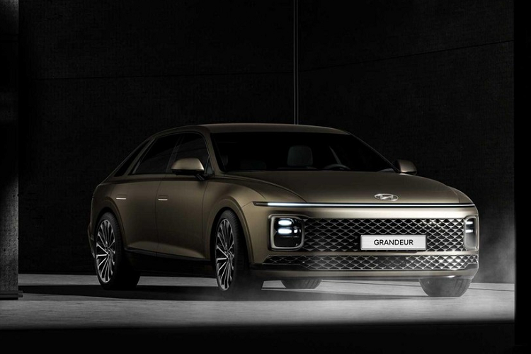 Ở thế hệ thứ 7, mẫu xe sedan Hyundai Grandeur sở hữu ngoại hình gần như lột xác so với thế hệ cũ nhờ ngôn ngữ thiết kế tương tự những người anh em cùng thương hiệu như Staria. Điều này được thể hiện rõ qua thiết kế đầu xe mang phong cách tương lai của Hyundai Grandeur 2023.