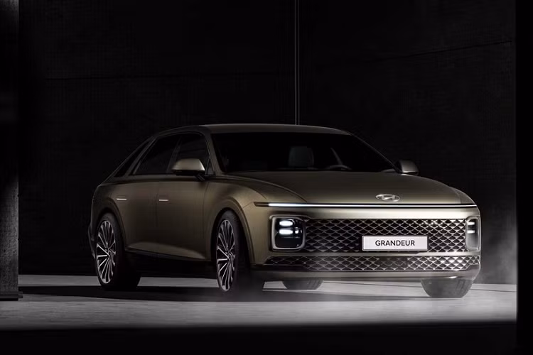 Ở thế hệ thứ 7, mẫu xe sedan Hyundai Grandeur sở hữu ngoại hình gần như lột xác so với thế hệ cũ nhờ ngôn ngữ thiết kế tương tự những người anh em cùng thương hiệu như Staria. Điều này được thể hiện rõ qua thiết kế đầu xe mang phong cách tương lai của Hyundai Grandeur 2023.