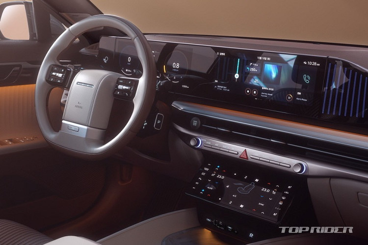 Hyundai Grandeur 2023 không hề có cụm điều khiển trung tâm như thiết kế ôtô truyền thống. Thay vào đó, hãng Hyundai chỉ trang bị một màn hình cảm ứng khá lớn để người dùng chỉnh điều hòa. Bên dưới màn hình này là các cổng USB và ngăn chứa đồ có nắp che.