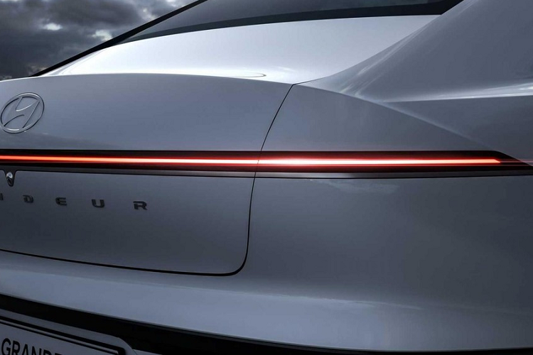 Hiện hãng Hyundai chưa công bố thông số cụ thể của Grandeur mới. Tuy nhiên, với cửa sau khá dài, chúng ta có thể đoán là xe được tăng đáng kể về kích thước. Thông số động cơ của Hyundai Grandeur 2023 cũng được giữ kín. Chỉ biết rằng, xe sẽ được trang bị 4 tùy chọn động cơ, bao gồm máy xăng GDI 2.5L; máy xăng GDI 3.5L; hệ truyền động hybrid với máy xăng tăng áp 1.6L; và động cơ chạy bằng khí hóa lỏng LPi 3.5L.