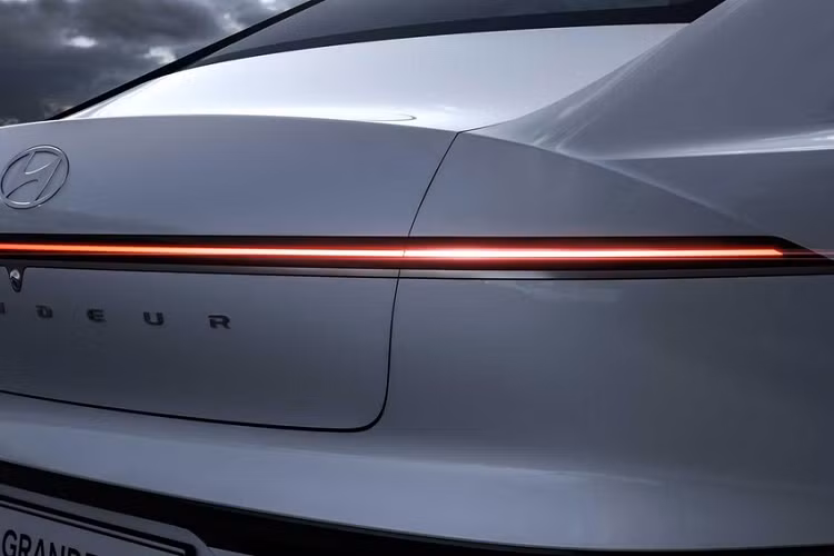 Hiện hãng Hyundai chưa công bố thông số cụ thể của Grandeur mới. Tuy nhiên, với cửa sau khá dài, chúng ta có thể đoán là xe được tăng đáng kể về kích thước. Thông số động cơ của Hyundai Grandeur 2023 cũng được giữ kín. Chỉ biết rằng, xe sẽ được trang bị 4 tùy chọn động cơ, bao gồm máy xăng GDI 2.5L; máy xăng GDI 3.5L; hệ truyền động hybrid với máy xăng tăng áp 1.6L; và động cơ chạy bằng khí hóa lỏng LPi 3.5L.