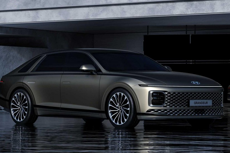 Hyundai đã chính thức vén màn thế hệ mới của dòng sedan tiệm cận xe sang Grandeur ở thị trường Hàn Quốc. Tuy cũng là sedan cỡ trung nhưng Hyundai Grandeur 2023 mới lại được định vị cao hơn người anh em Sonata.