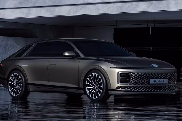 Hyundai đã chính thức vén màn thế hệ mới của dòng sedan tiệm cận xe sang Grandeur ở thị trường Hàn Quốc. Tuy cũng là sedan cỡ trung nhưng Hyundai Grandeur 2023 mới lại được định vị cao hơn người anh em Sonata.