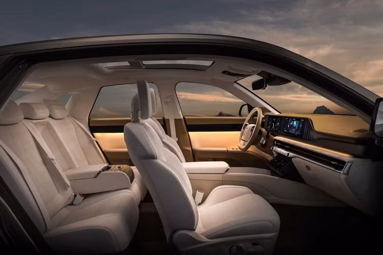 Bên trong Hyundai Grandeur 2023 là không gian nội thất 5 chỗ bọc da màu sáng thanh lịch. Theo hãng Hyundai, ghế của mẫu xe này dùng chất liệu da Nappa thân thiện với hệ sinh thái. Trong khi đó, những khu vực mà người dùng hay chạm tay vào lại được bọc bằng chất liệu da chống vi khuẩn để đảm bảo vệ sinh.