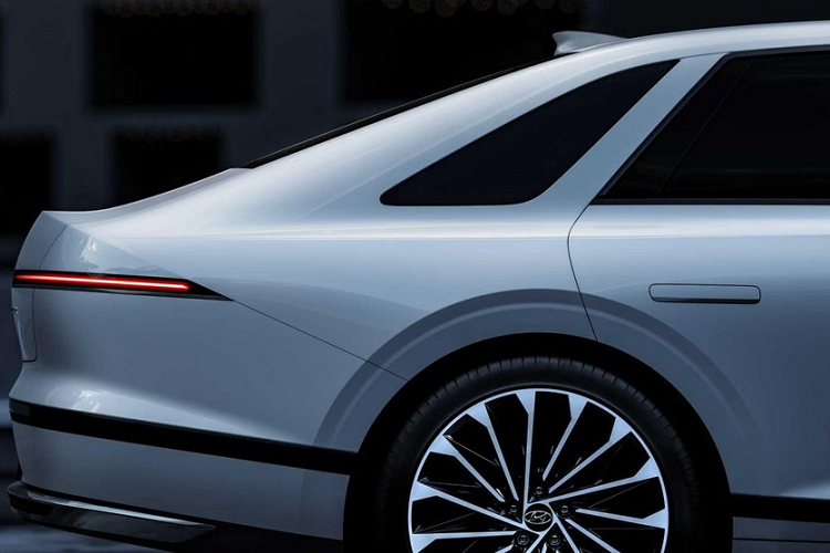 Tuy là xe dùng động cơ đốt trong nhưng Hyundai Grandeur thế hệ mới lại được trang bị tay nắm cửa nằm chìm vào thân xe như ôtô điện. Thêm vào đó là bộ vành hợp kim cỡ lớn với đường kính tối đa 20 inch và nẹp màu đen chạy từ cản trước đến sườn xe và cản sau. Riêng kính cửa sổ thứ ba là cách hãng Hyundai tri ân Grandeur thế hệ đầu tiên, ra mắt vào năm 1986.