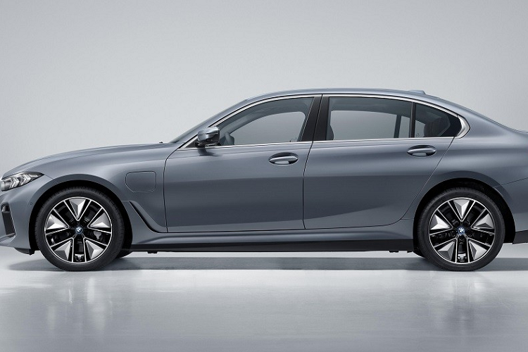 Để mang đến cảm giác êm ái cho người ngồi trong xe, BMW i3 mới được trang bị hệ thống treo khí nén thích ứng ở cầu sau. Trong khi đó, sự an toàn được đảm bảo bằng những tính năng như cảnh báo va chạm phía trước, phanh khẩn cấp tự động, nhận diện biển báo giới hạn tốc độ, hỗ trợ đưa xe vào giữa làn đường, cảnh báo điểm mù khi chuyển làn, hỗ trợ chuyển làn đường, hỗ trợ lái khi tắc đường và hỗ trợ đỗ xe tự động.